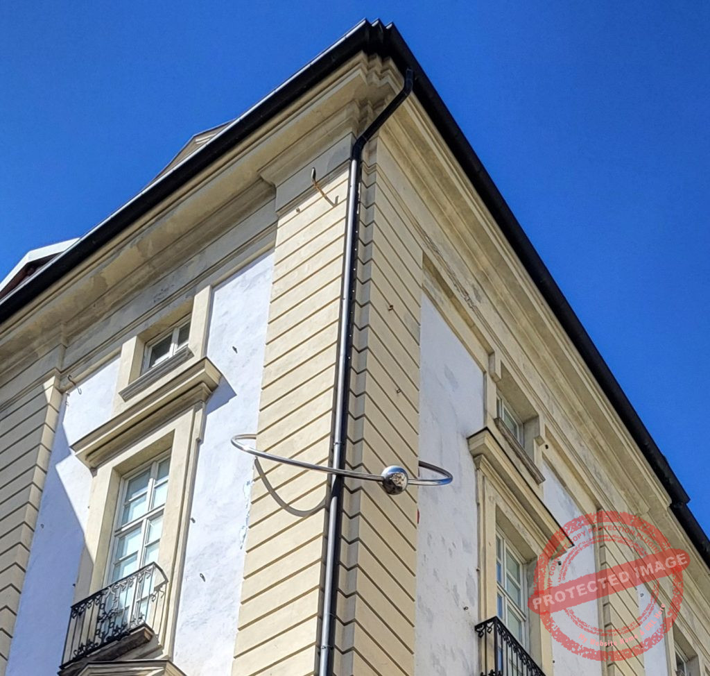 Palace-with-a-Piercing-in-Turin-city-center